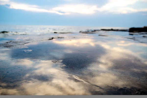 Cielo azul y nubes reflejadas en el agua —  Fotos de Stock