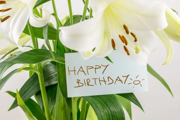 Taze çiçekler üzerinde bir doğum günü hediye — Stok fotoğraf