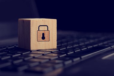 Bilgisayar klavye üzerinde kilit grafiği ile blok