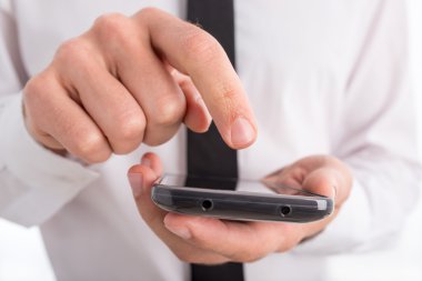 Dokunmatik ekran Smartphone kullanan adam yakın çekim