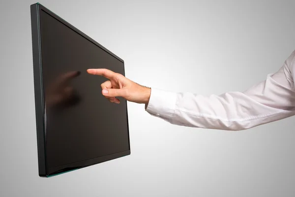 Человек перемещается по монитору компьютера с сенсорным экраном — стоковое фото