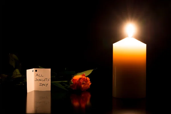 Svíčka ve tmě během všech svatých — Stock fotografie