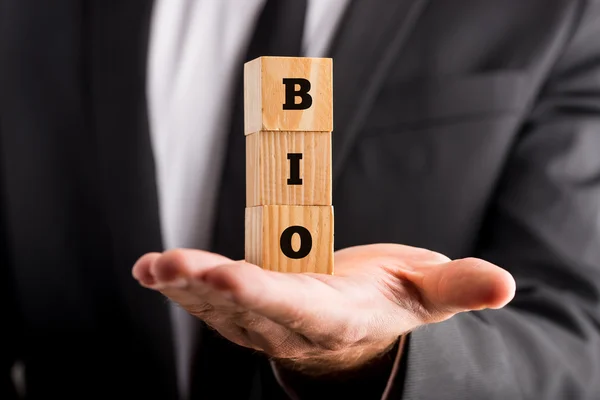 Uomo in possesso di blocchi di legno con la parola Bio — Foto Stock