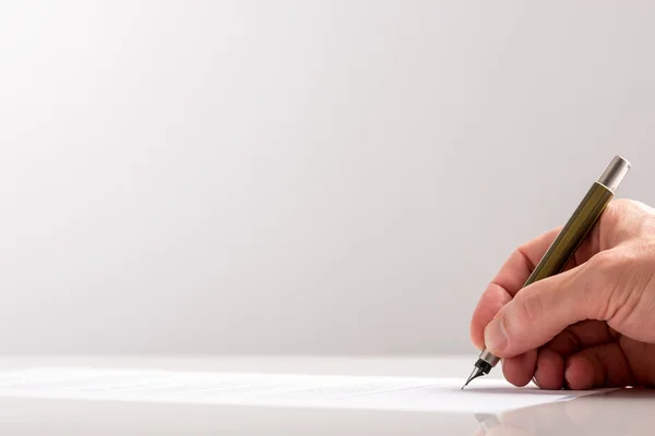 Χέρι που γράφει χρησιμοποιώντας το κλασικό μάνδρα πηγών — Φωτογραφία Αρχείου