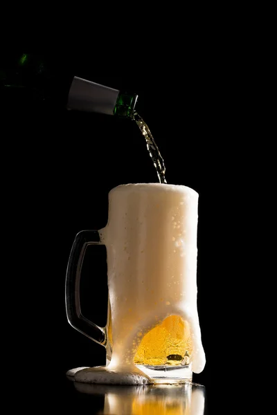 Vaso de cerveza desbordante —  Fotos de Stock