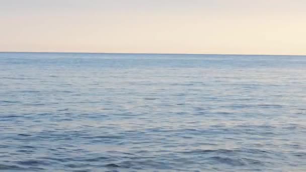 Небо и вода в море с горизонтом — стоковое видео