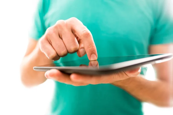 Ung person navigera en tablett — Stockfoto