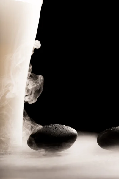 Kamień kurort masaż z unoszącym wąsów dymu — Zdjęcie stockowe