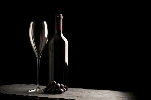 Силует блискуча пляшка вина та скло — стокове фото