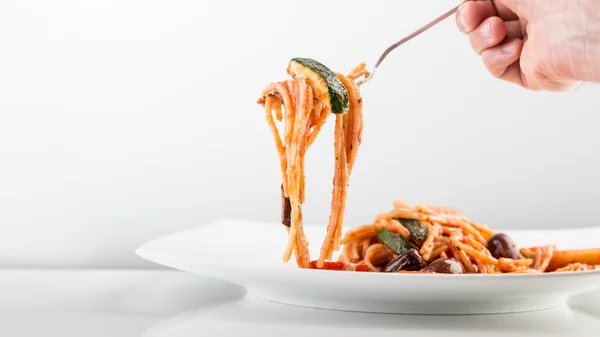 Menselijke Hand met vork met smakelijke Pasta — Stockfoto