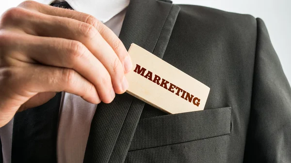 Empresario con un cartel que dice - Marketing — Foto de Stock