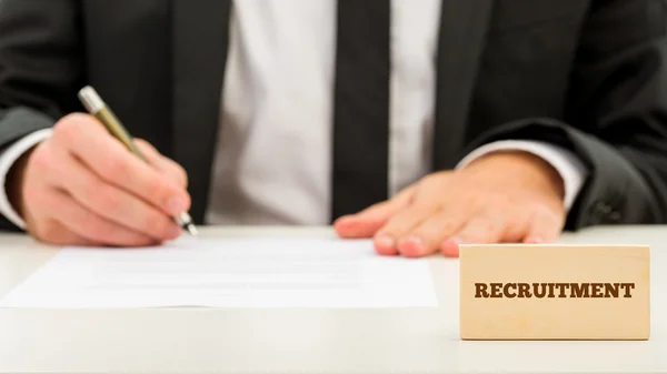 Applicant completing a job application — Stock Photo, Image