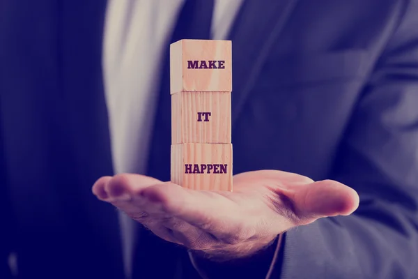 Geschäftsmann zeigt Texte auf Holzklötzen, die in Großaufnahme vorliegen. ein einfaches Geschäftskonzept. — Stockbild Texte auf Holzklötzen möglich machen — Stockfoto