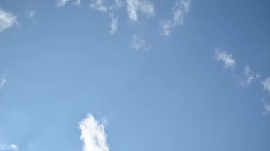 Beyaz bulutlu gökyüzü.