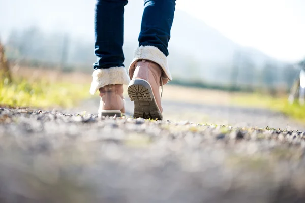 Femme marchant le long d'un chemin rural — Photo