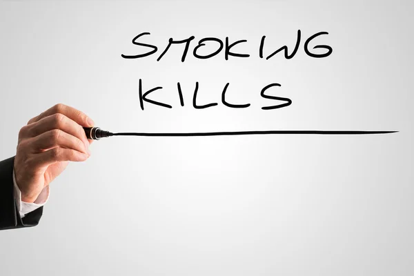 Primer plano de la mano de un hombre escribiendo Fumar mata —  Fotos de Stock