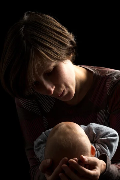 Dunkles Porträt einer liebenden Mutter und eines Babys — Stockfoto