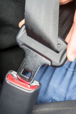 Emniyet kemeri bir arabaya Tespitleme kişi
