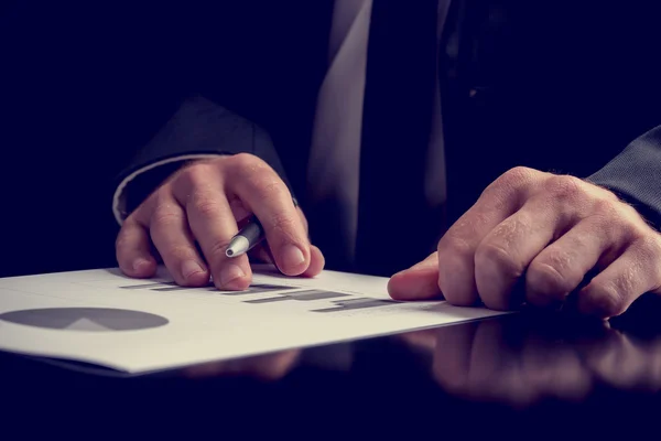 Geschäftsmann arbeitet an einer Präsentation — Stockfoto