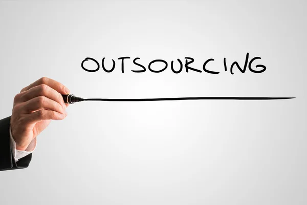Homem escrevendo a palavra Outsourcing — Fotografia de Stock