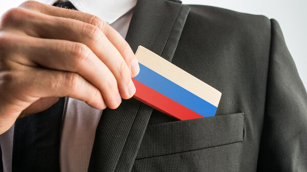Деревянная открытка, раскрашенная как российский флаг
