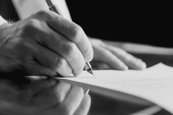 Empresario firmando un documento de negocios — Foto de Stock