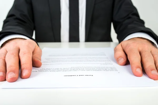 Affärsman läsa ett dokument med fokus text villkoren och — Stockfoto