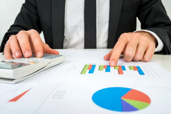 Vooraanzicht van de handen van een accountant een staafdiagram analyseren — Stockfoto