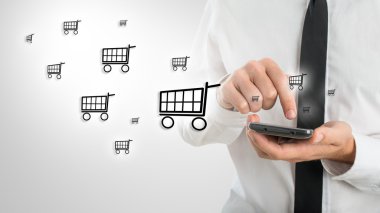 Online alışveriş için bir cep telefonu kullanan adam