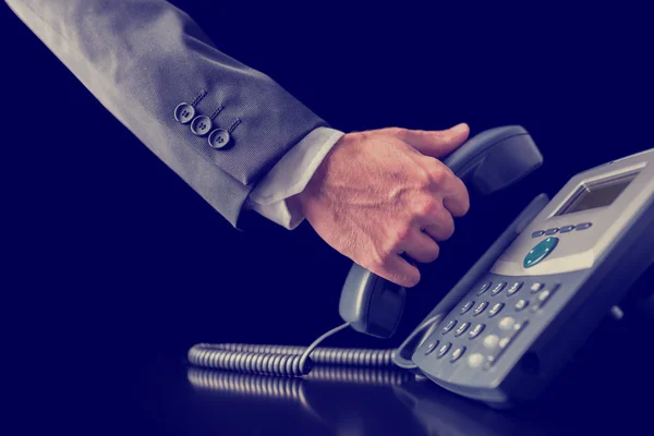 Retro foto van zakenman maken van een telefoongesprek — Stockfoto