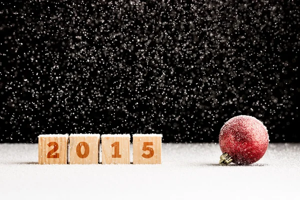 Boule de Noël et rangée de quatre blocs de bois avec le numéro de date — Photo