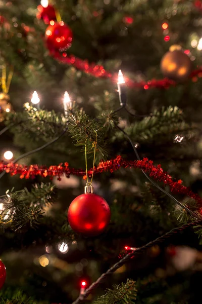 Árvore de Natal decorada com luzes e ouropel — Fotografia de Stock