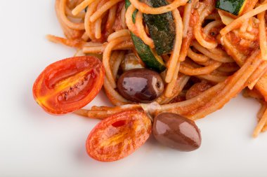 İtalyan spagetti makarna bir tabak görünümünü en iyi açı