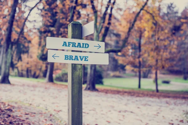 Panneau en bois rustique avec les mots Afraid- Brave — Photo