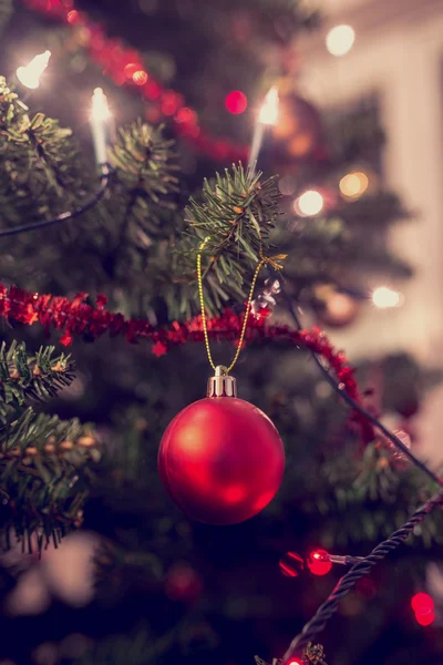 Retro-Bild des Weihnachtsbaums mit traditionellem Schmuck verziert — Stockfoto