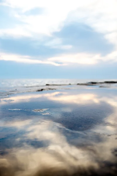 Cielo azul y nubes reflejadas en el agua —  Fotos de Stock