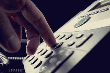 Dışarı bir telefonla arama kişi