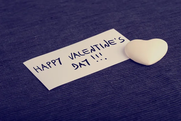 Dia dos Namorados feliz manuscrito em um cartão com um coração branco — Fotografia de Stock