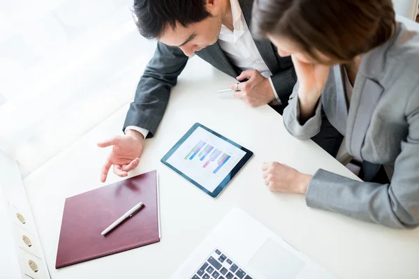 Un uomo d'affari e una donna brainstorming — Foto Stock