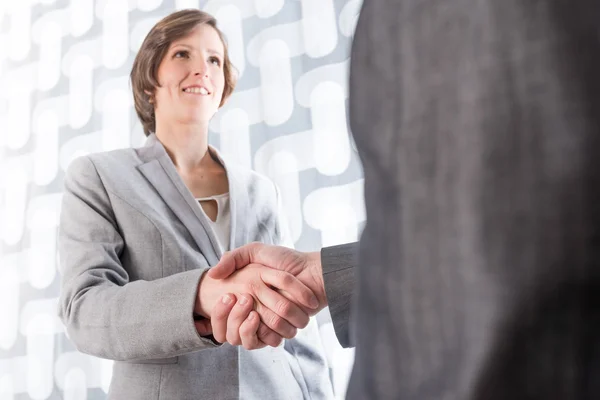 Hombre y mujer de negocios estrechando las manos — Foto de Stock