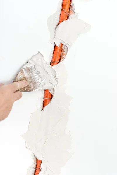 Reparador que cobre o duto de cabo com cimento — Fotografia de Stock