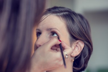 Bir kadın için hafif makyaj uygulamak makyaj sanatçısı