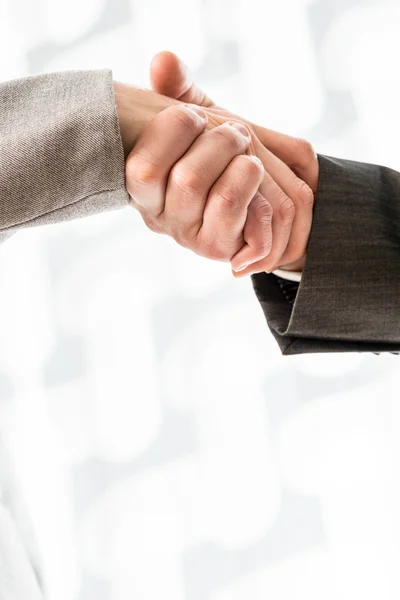 Концептуальные бизнесмены пожимают руку знаком — стоковое фото