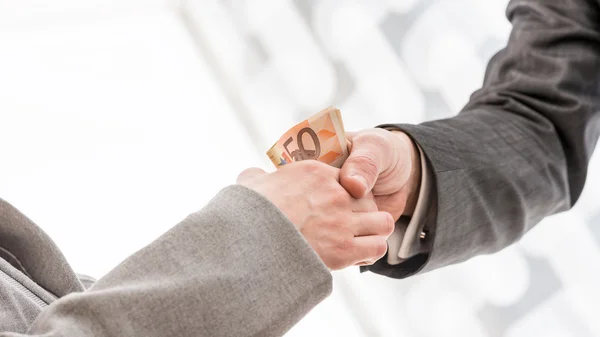 Zakenman met geld Handshaking met Partner — Stockfoto