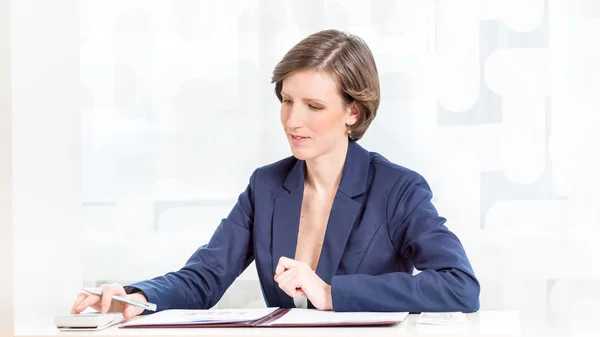 Junge Buchhalterin am Schreibtisch — Stockfoto