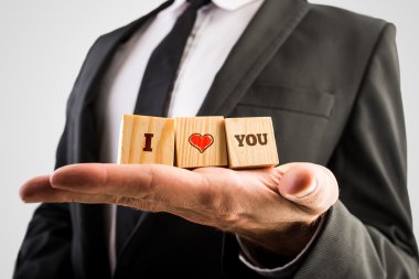 Ben tahta bloklarla tutan adam seni seviyorum mesaj ve el dra