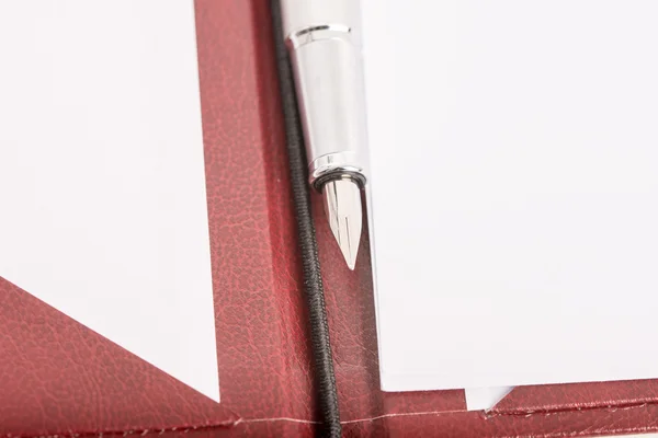 オープン レザー フォルダー空白のホワイト ペーパーのインクのペン — ストック写真