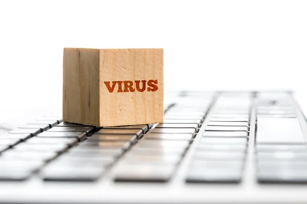 Cubo de madera con texto de virus en el teclado del ordenador —  Fotos de Stock