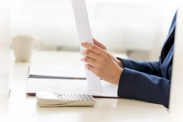 Empresaria llenando documentos en su mesa de trabajo blanca — Foto de Stock