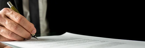 Businessman signing a document — Stock Photo, Image